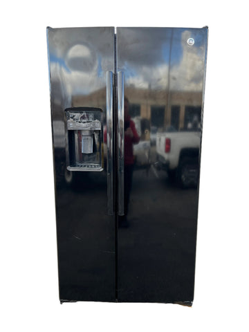 Good used GE DSE25JGHBCBB standalone refrigerator with black finish. 