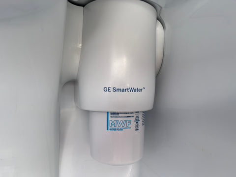 Detail of replaceable water filter inside GE DSE25JGHBCBB refrigerator. 